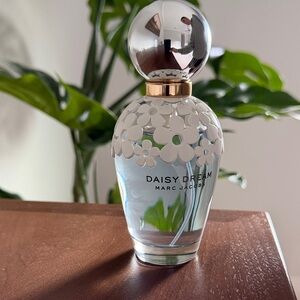 Marc Jacobs Daisy Dream - White and Gold Accented Bottle 3.3fl oz